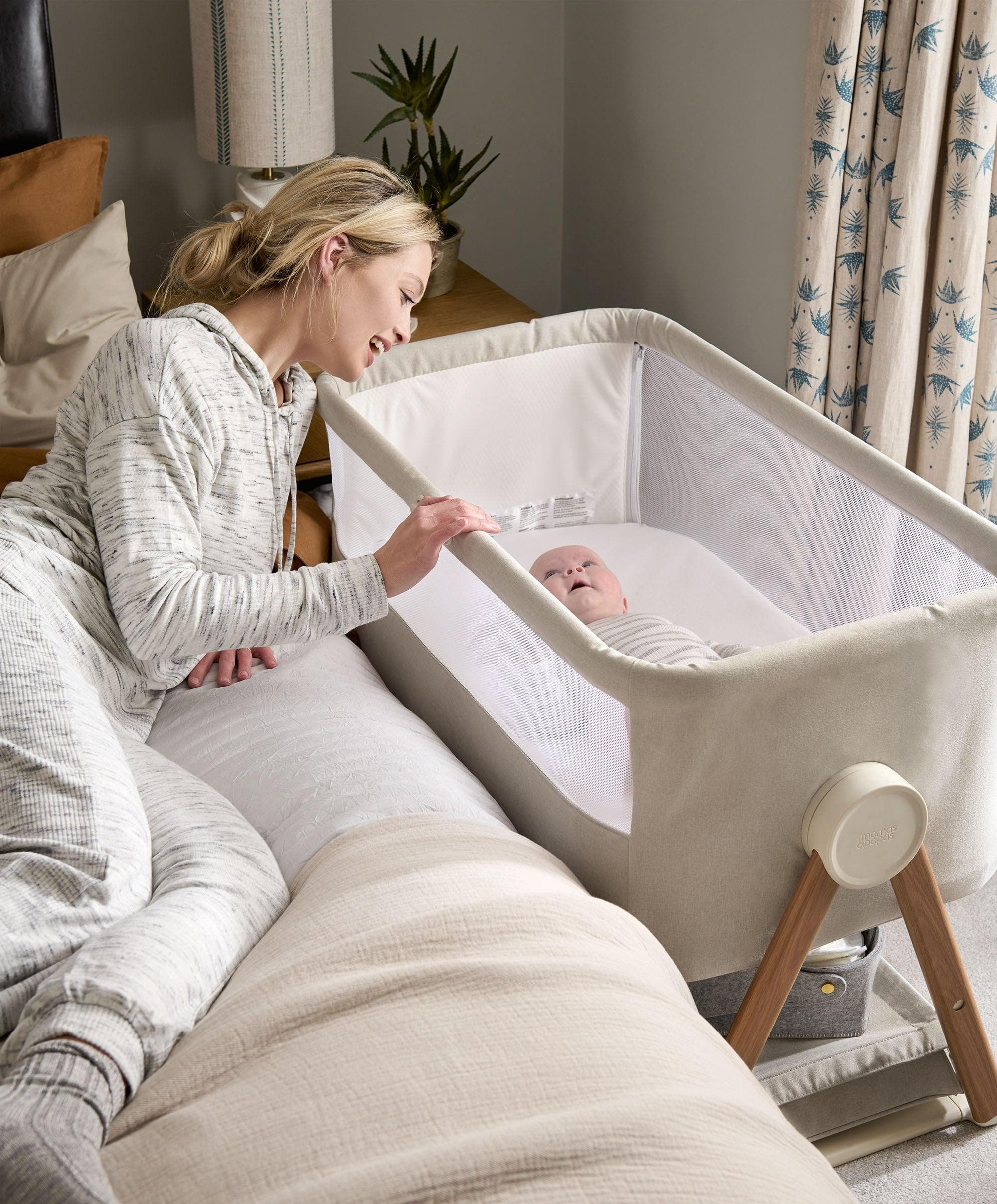 Lua Bedside Crib and Sheet Bundle - Fawn/White - Image 3