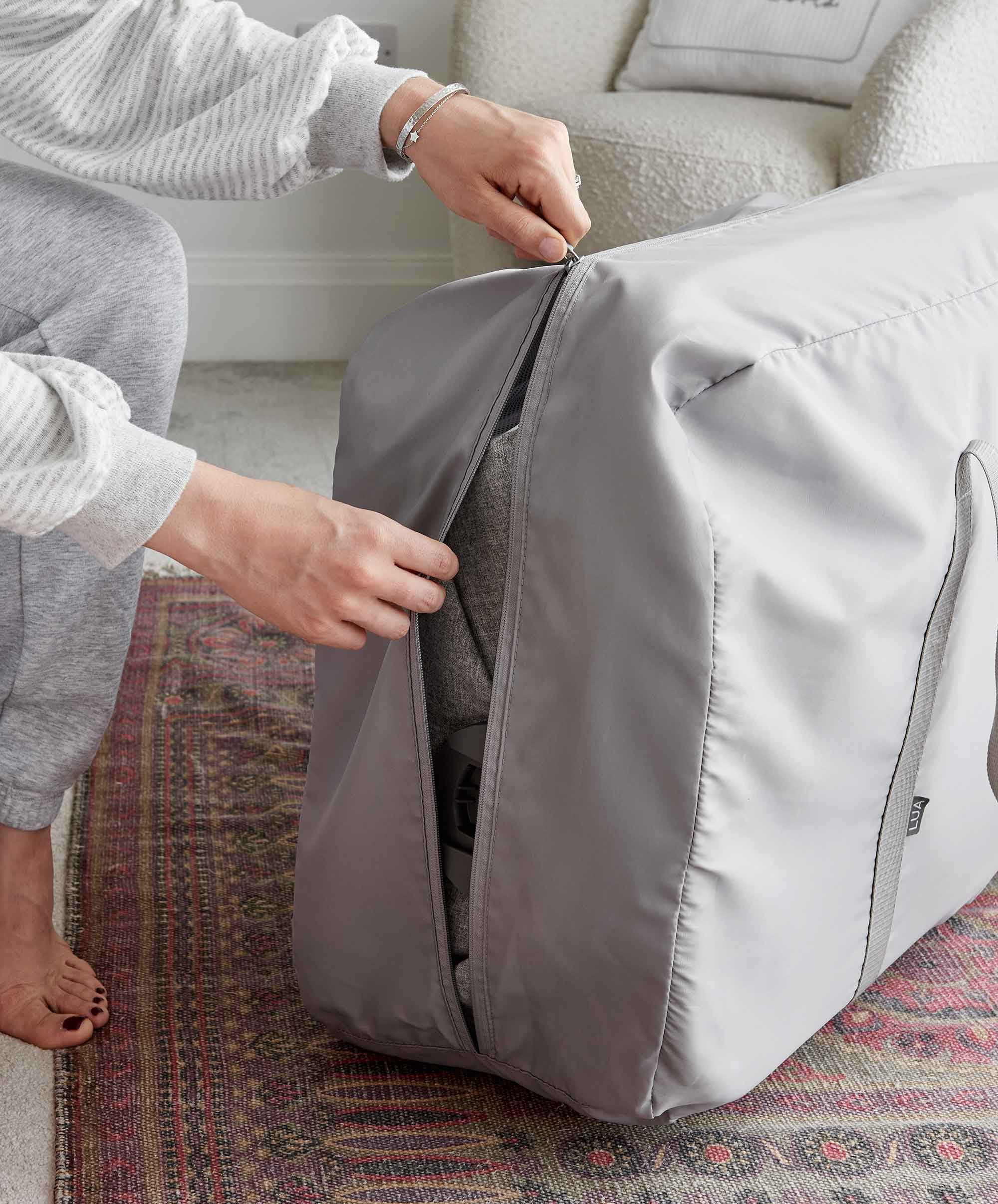 Lua Bedside Crib and Sheet Bundle - Grey/White - Image 11